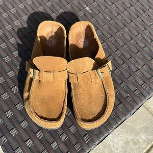 Birkenstock Buckley Clogs. Size 6 1/2 / 37. Color is ‘Tea’